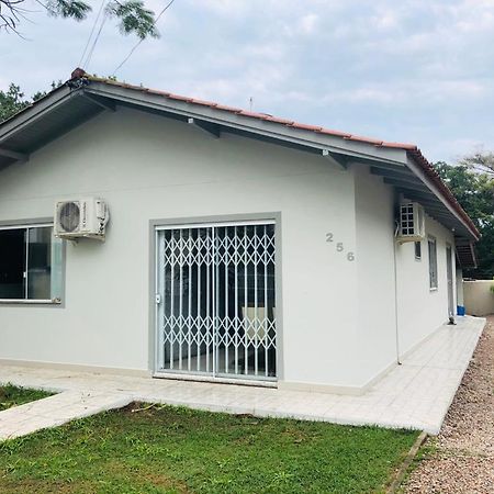 Casa De 03 Dormitorios No Centro De บอมบินญัส ภายนอก รูปภาพ
