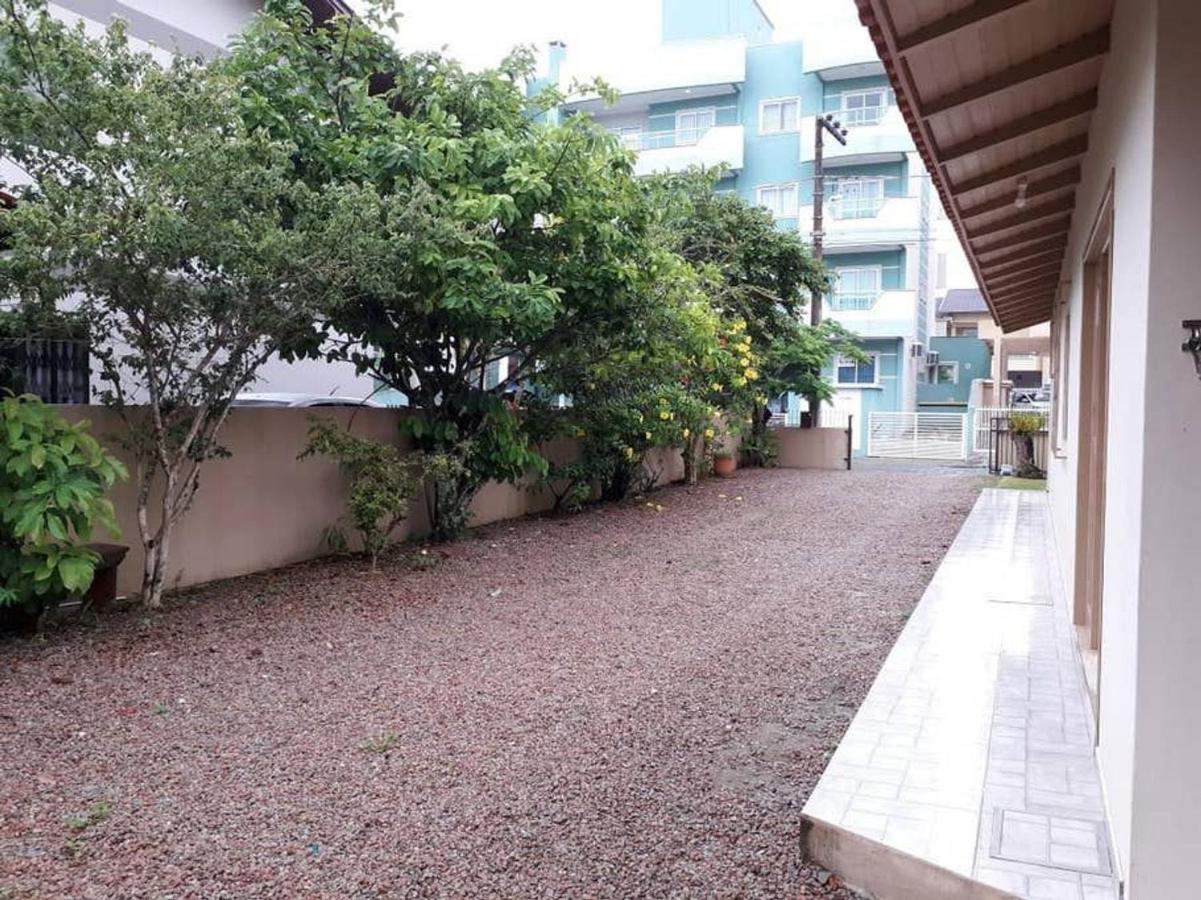 Casa De 03 Dormitorios No Centro De บอมบินญัส ภายนอก รูปภาพ