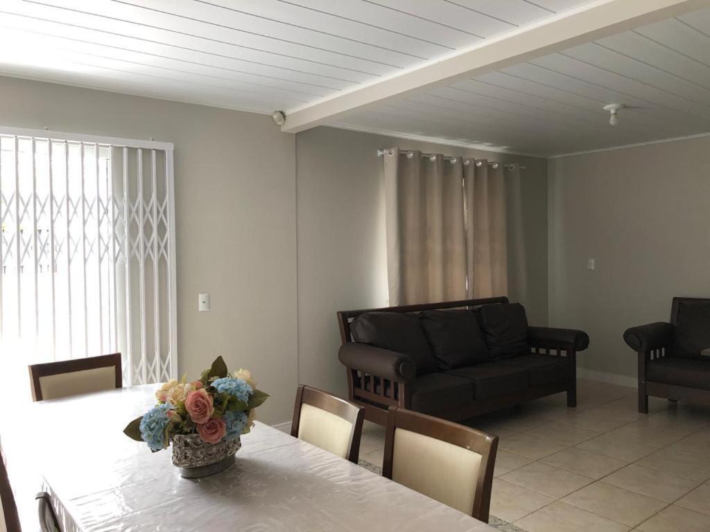 Casa De 03 Dormitorios No Centro De บอมบินญัส ภายนอก รูปภาพ
