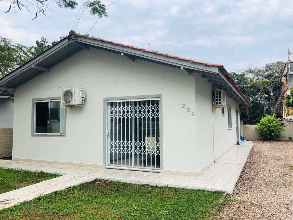 Casa De 03 Dormitorios No Centro De บอมบินญัส ภายนอก รูปภาพ