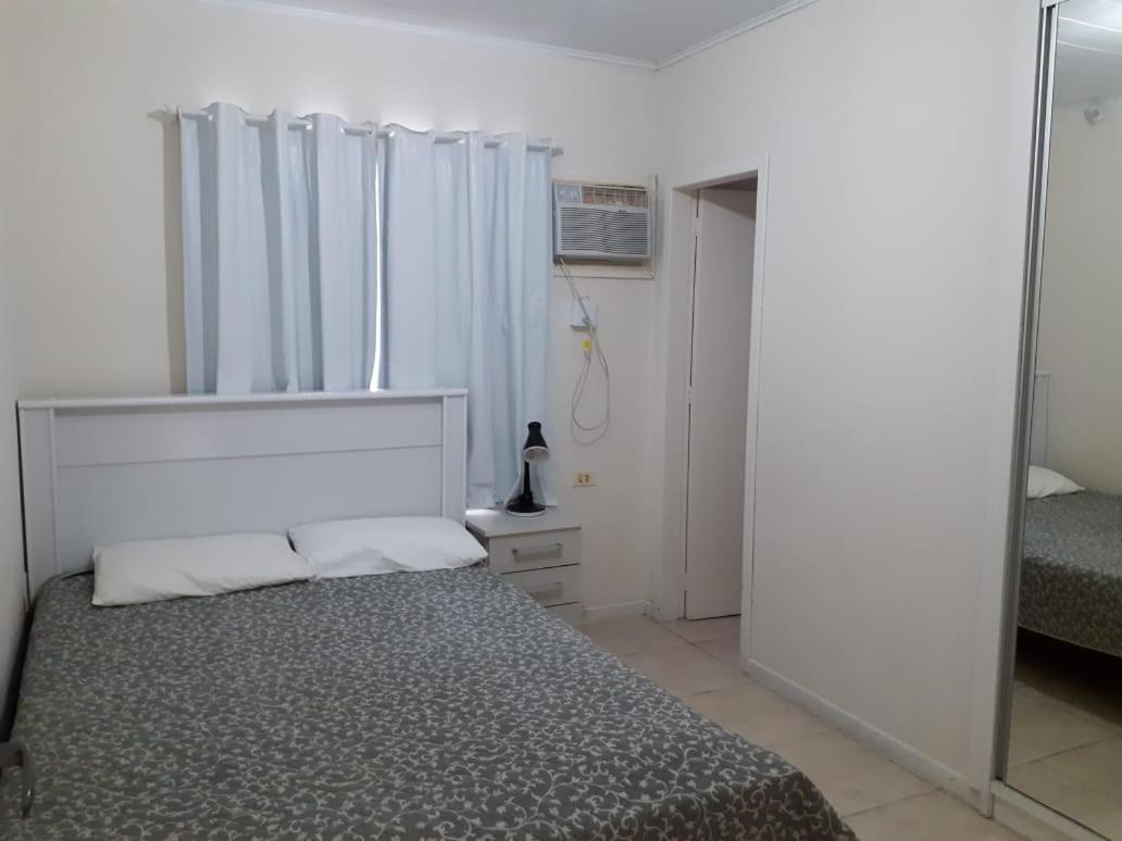 Casa De 03 Dormitorios No Centro De บอมบินญัส ภายนอก รูปภาพ