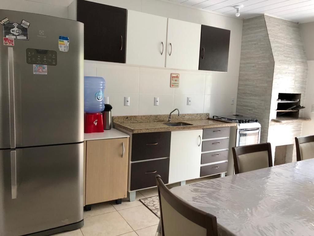 Casa De 03 Dormitorios No Centro De บอมบินญัส ภายนอก รูปภาพ