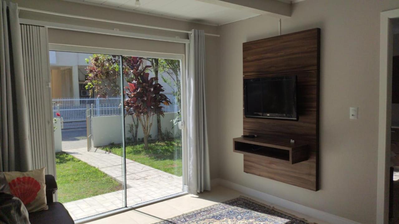 Casa De 03 Dormitorios No Centro De บอมบินญัส ภายนอก รูปภาพ