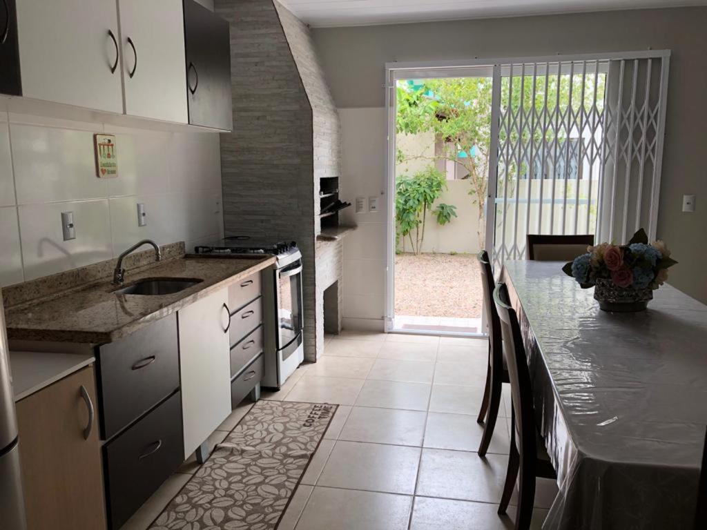 Casa De 03 Dormitorios No Centro De บอมบินญัส ภายนอก รูปภาพ